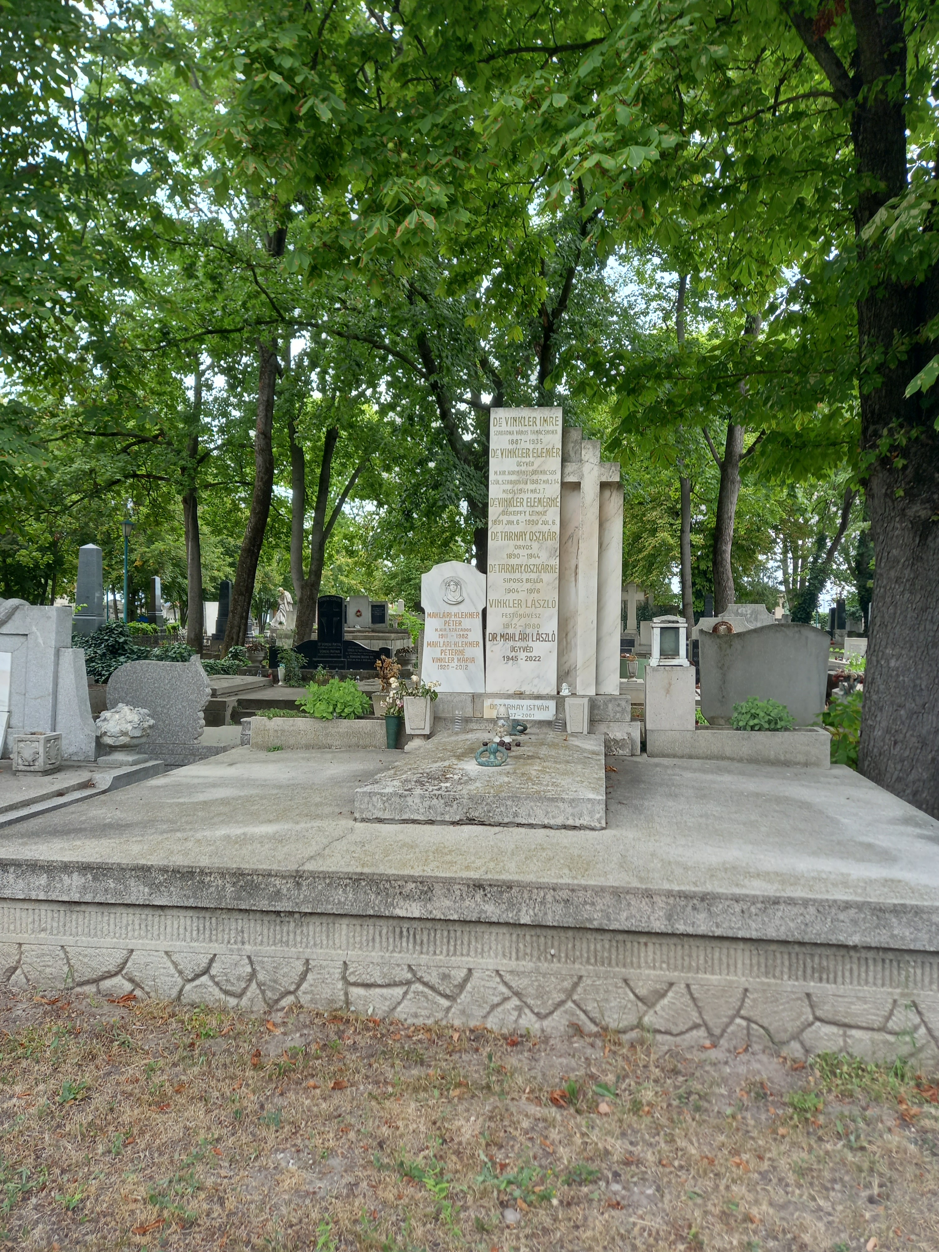 Vinkler László síremléke